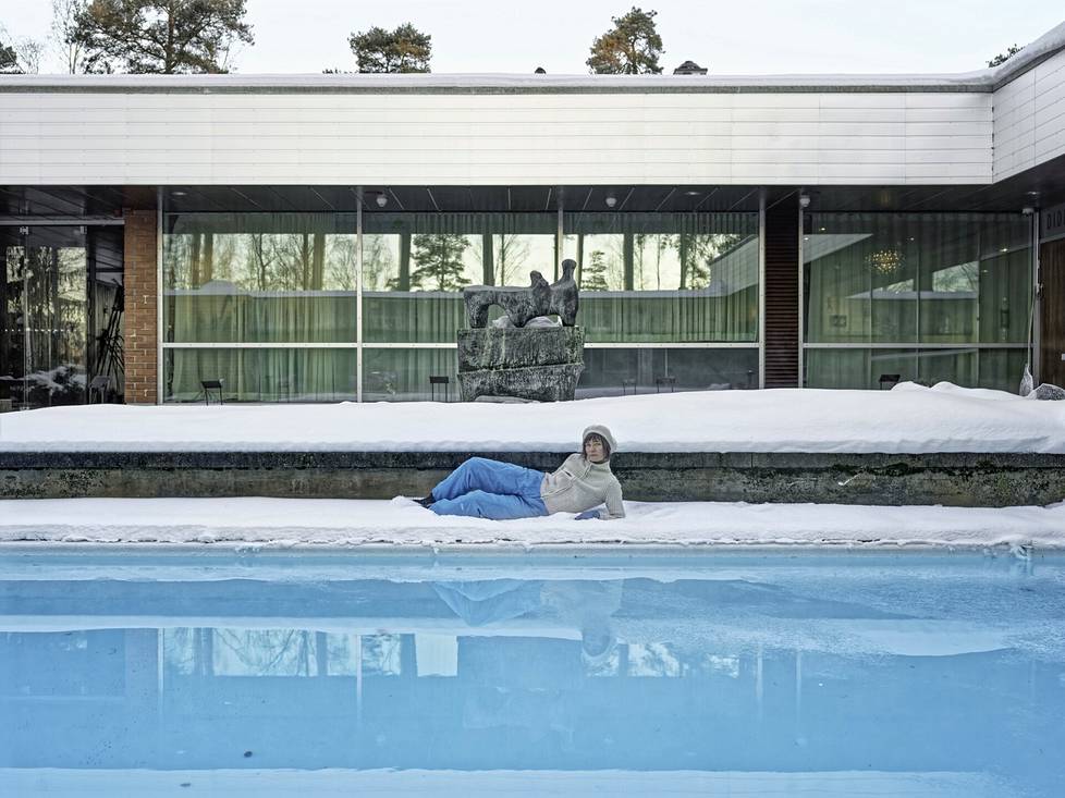 Elina Brotherus: Reclining Figure at -20 °C, 2021, sarjasta Visitor (Villa Didrichsen)