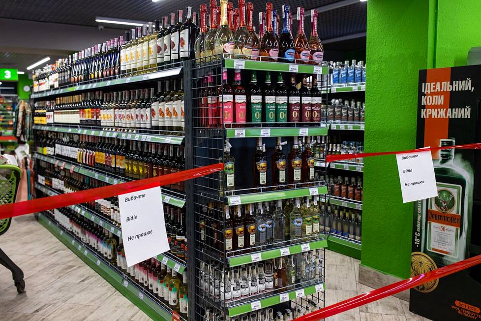 Ограждение у полок с алкоголем в супермаркете в Виннице — временный запрет на продажу алкоголя.