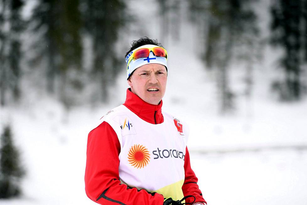 Sami Jauhojärvi hakee tv-työhön tuoretta taustatietoa muun muassa hiihtämällä kisaladuilla ja vierailemalla mahdollisuuksien mukaan suksihuoltajien luona.