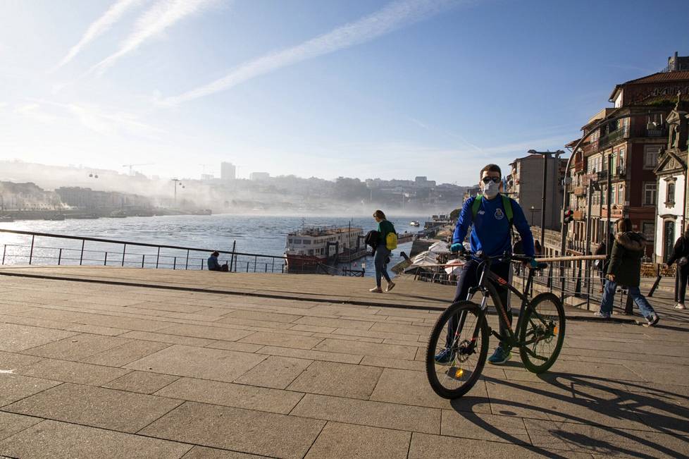 Polkupyöräilyn suosio on kasvanut ilmiömäisesti pandemian seurauksena. Portugalin kakkoskaupungissa Portossa pyörätie kulkee Dourojoen vartta vanhassa keskustassa.