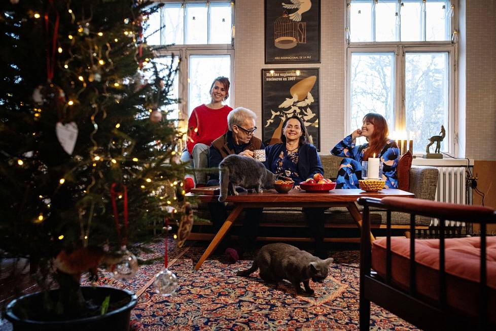 Noora (vas.), Mauri, Tarja ja Jenna Kunnas viettävät perusteellista joulua, joka kestää vii­tisen päivää. Kunnakset kokoontuivat kertomaan joulunvietostaan Jennan kotiin Hermanniin.