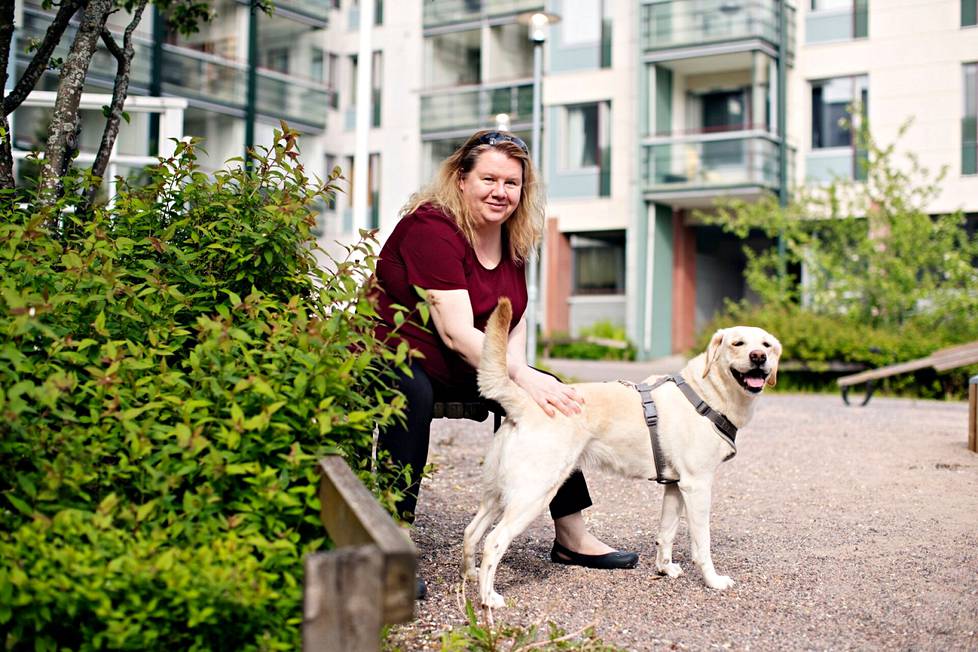 Uusi koti on löytynyt! Anne Holappa on viime aikoina tutustunut koiransa kanssa Talin alueeseen Helsingissä.