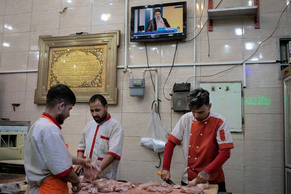 Presidenttiehdokas Ebrahim Raisi esiintyy television vaalitentissä samalla, kun eteläisessä Teheranissa sijaitsevalla teurastamolla siistitään broilerin lihaa. Tuoreen tutkimuksen mukaan kymmenellä prosentilla väestöstä ei ole varaa punaiseen lihaan. 
