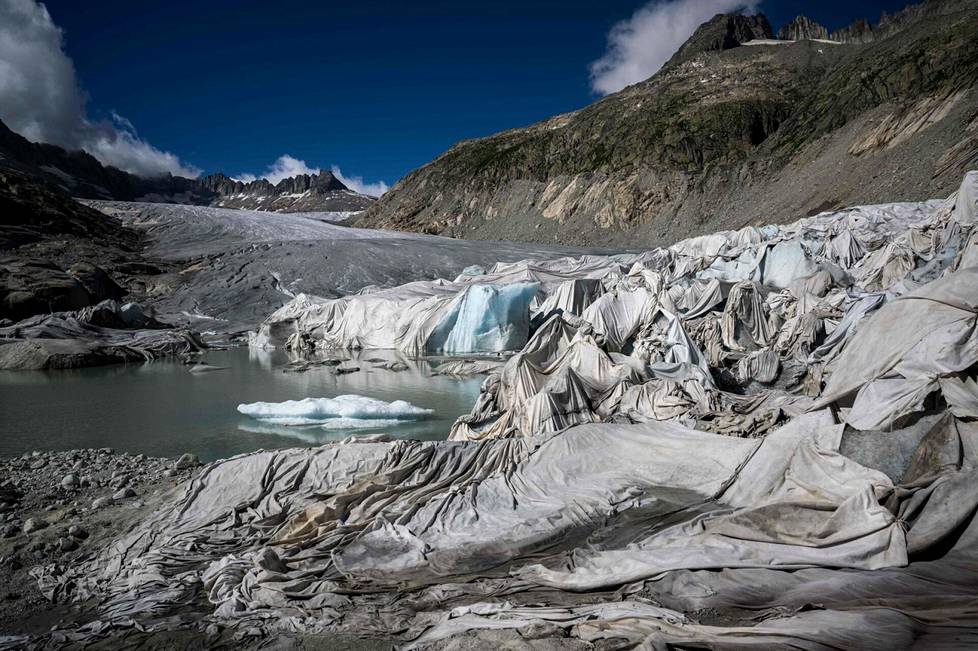8. heinäkuuta. Osa Rhônen jäätiköstä on peitetty eristepeitoilla jäätikön sulamisen ehkäisemiseksi Alpeilla Sveitsissä.