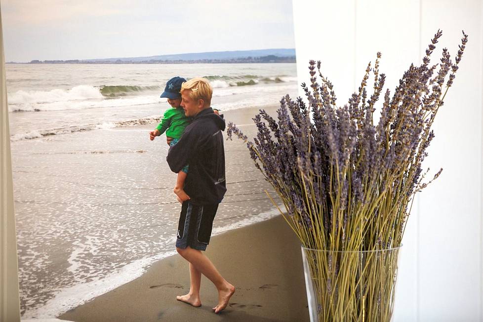 Linus Blom rakasti merta ja pikkuveljeään. Veljesten kuva on esillä perheen kotona Kalifornian Los Gatosissa.