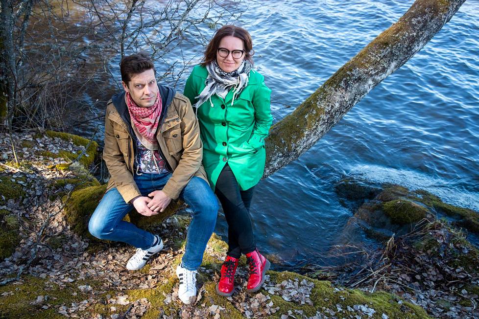 Aki ja Milla Ollikainen ovat kirjoittaneet yhdessä dekkarin Kontti. Ideoita ja juonenkäänteitä syntyy usein kävelylenkillä Lohjanjärven rannalla.