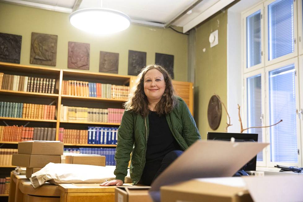 Suvi Ratinen työskenteli vuosia arkistotutkijana SKS:n kirjallisuusarkistossa ja tutustui suomalaisten naiskirjailijoiden elämään ja työhön.
