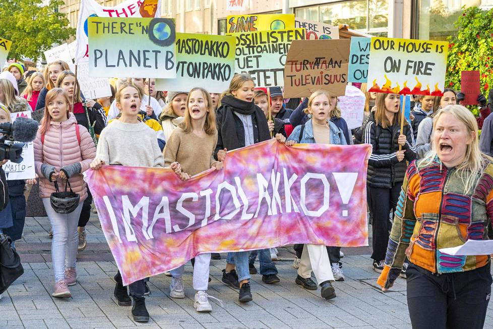 Ilmastolakkoon osallistuvat mielenosoittajat kulkivat Turun keskustassa syksyllä 2019. Eturintamassa oli Puolalan koulun musiikkiluokkalaisia.