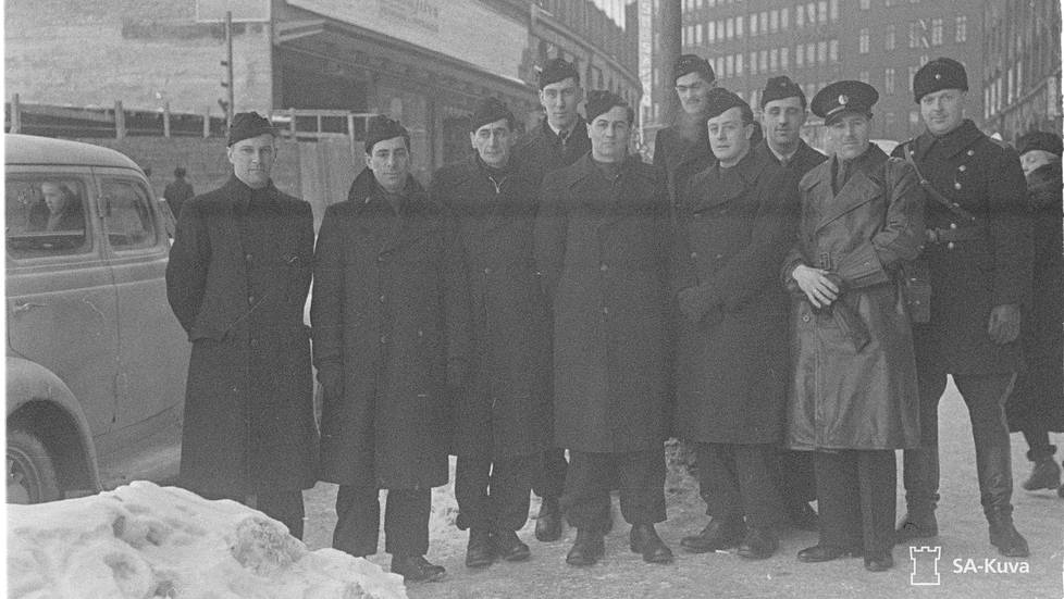 ”Englantilaiset vapaaehtoiset Helsingissä”, lukee 1.3.1940 päivätyn kuvan kuvatekstissä. Leen epäillään olevan neljäs mies vasemmalta. SA-arkistolla ei ole henkilöistä nimilistaa. Lisäksi arkistosta kerrotaan HS:lle, että kuvan ottopäivä voi olla ollut joku muu.