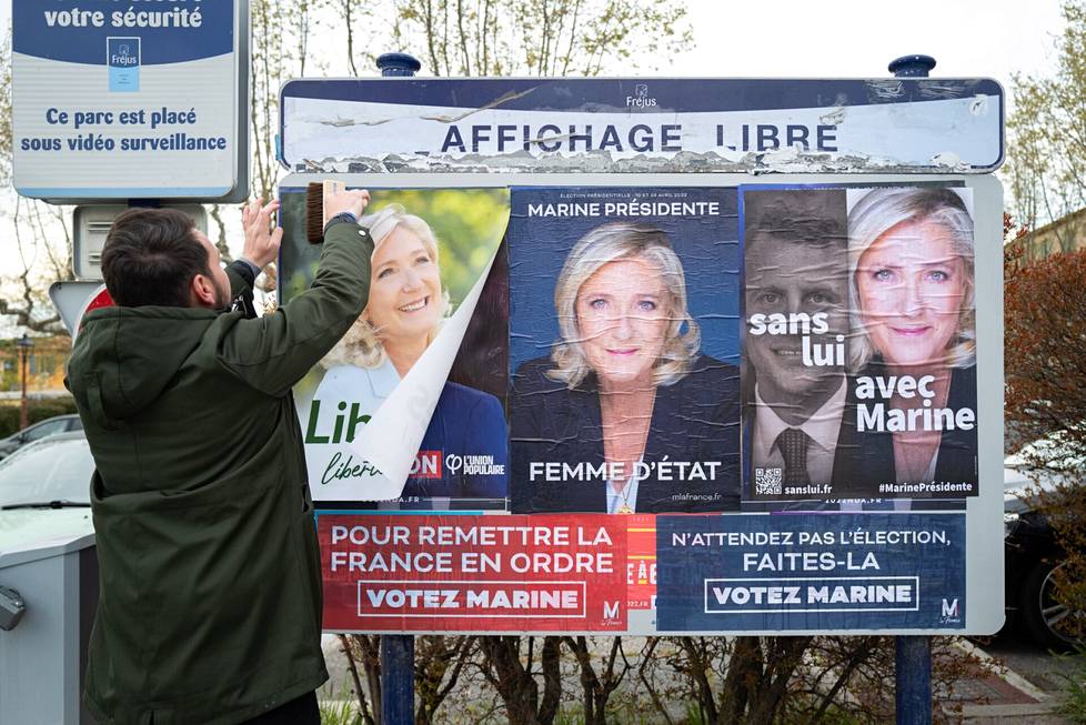 Kansallisen liittouman toiminnasta Fréjusin kaupungissa vastaava Cédric Rodriquez liisteröi Marine Le Penin julisteita vasemmiston Jean-Luc Mélenchonin julisteiden päälle.