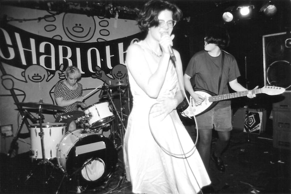 Bratmobile esiintyi Leicesterissä Britanniassa vuonna 1994. Etualalla laulaja Allison Wolfe.