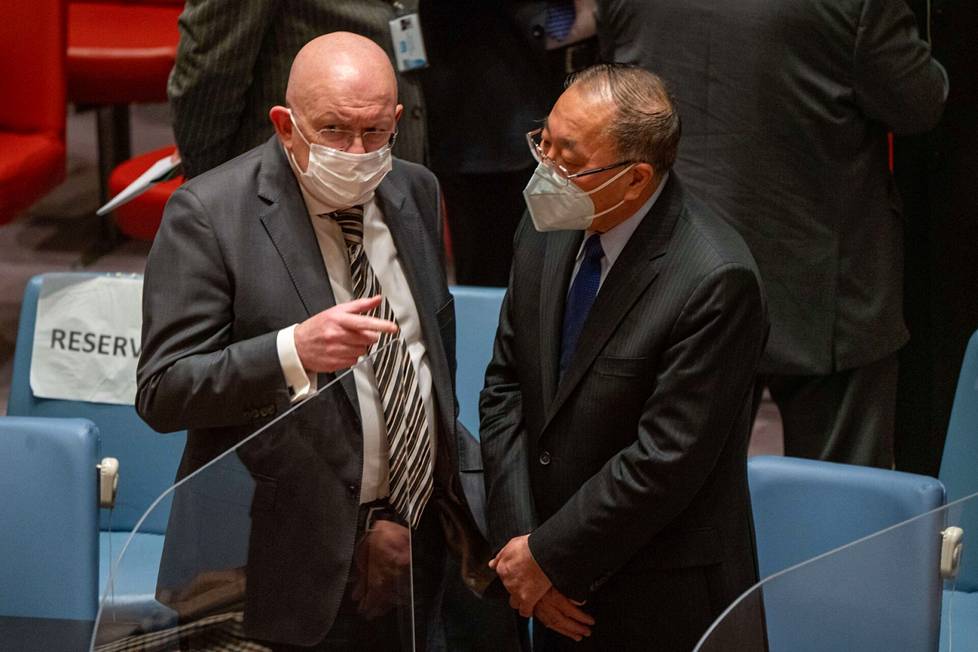 Venäjän ja Kiinan YK-edustajat Vasili Nebenzja  ja Zhang Jun keskustelivat ennen YK:n turvallisuusneuvoston kokousta keskiviikkona.