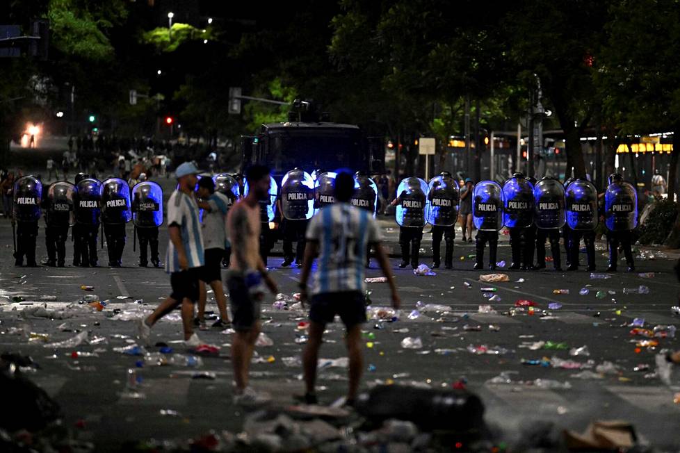 Mellakkapoliisit ottivat yhteen jalkapallofanien kanssa Buenos Airesissa 20. joulukuuta, kun Argentiinan maailmanmestarijoukkueen bussisaattue oli keskeytetty väenpaljouden takia.