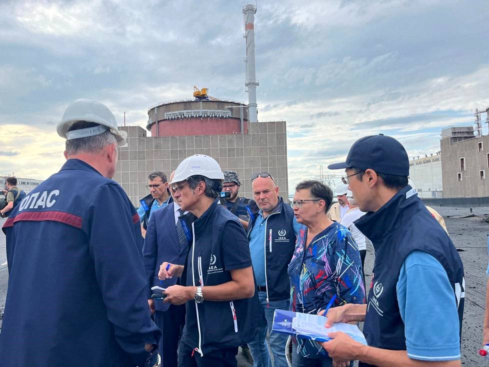 Kaksi IAEA:n asiantuntijoista jää Zaporižžjan ydinvoimala-alueelle pidempiaikaisesti seuraamaan, kuinka kriisi etenee.