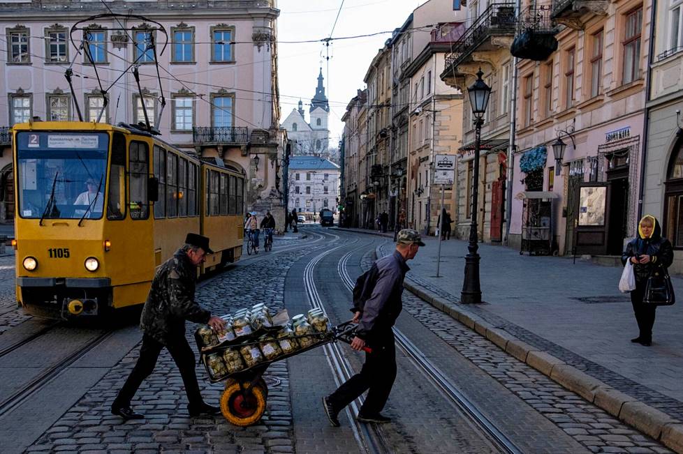 Arki Lvivissä jatkui normaalisti perjantaina. Miehet kuljettivat kaupan suolakurkkulastia.