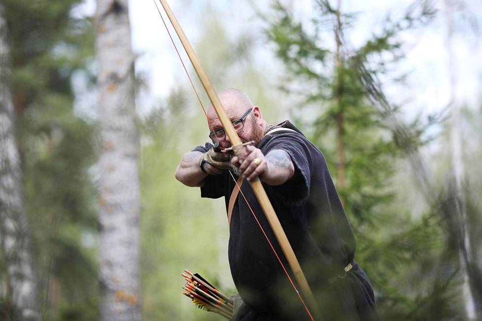 Markku Teräs metsästää jousella, koska jousia ja nuolia voi valmistaa itse.