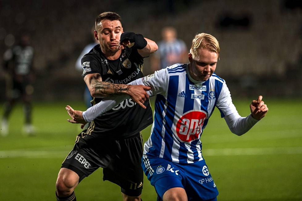 SJK:n Denys Oliinyk (vas.) ja HJK:n Matti Peltola kamppailivat Veikkausliigan ottelussa viime vuoden lokakuussa.