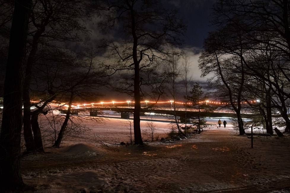 Korkeasaaren siltakin on saanut valot. Jo joulupäivänä avautuneeseen Lux Korkeasaareen on erillinen pääsymaksu, ja tapahtumaan edellytetään ennakkovarausta. Ympäri Helsinkiä avautuvaan Lux Helsinkiin on sen sijaan vapaa pääsy.