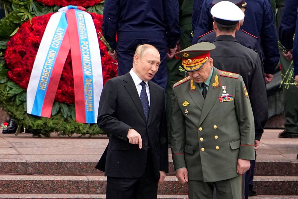 Venäjän presidentti Vladimir Putin ja puolustuministeri Sergei Šoigu seremoniassa tuntemattoman sotilaan haudalla 22. kesäkuuta 2022.