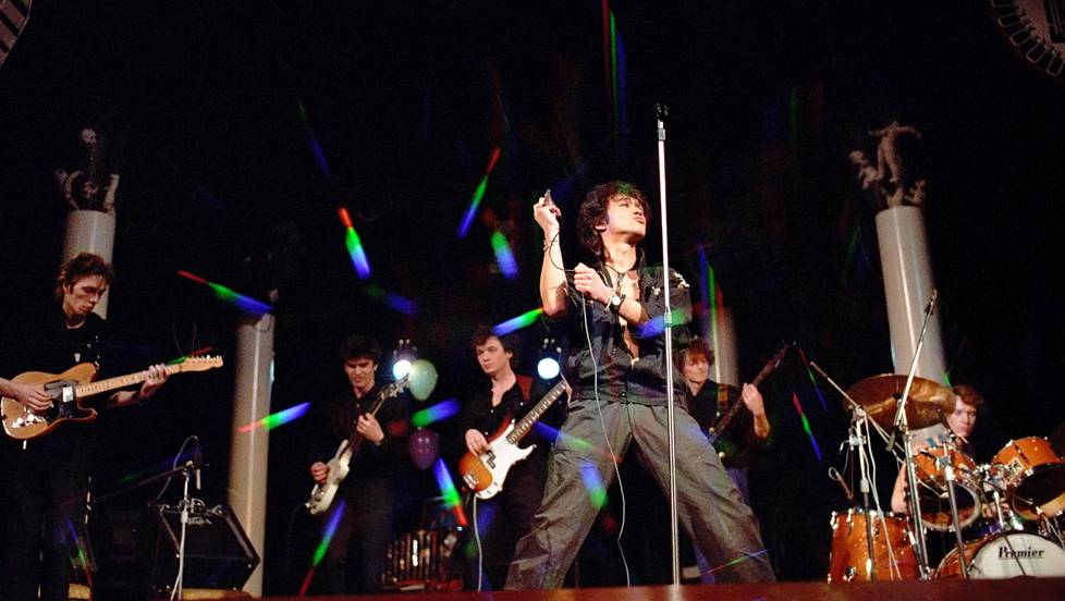 Viktor Tsoi ja Kino-yhtye rockfestivaalilla Neuvostoliitossa vuonna 1987. Nyt yhtyeen klassiko Peremen (Muutos) soi valkovenäläisten mielenosoituksissa.