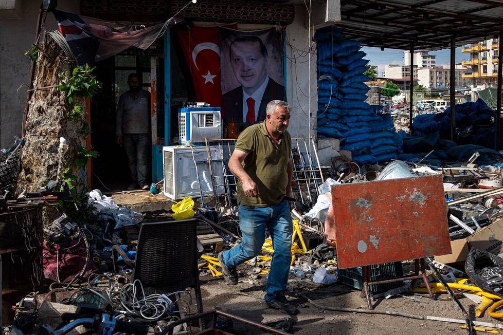Ramazan Taşin kierrätykseen keskittyvän kaupan seinällä roikkuu Erdoğan-lakana.