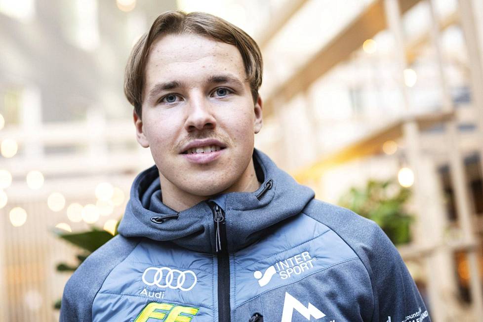 Arsi Ruuskanen sai lisää itseluottamusta ennen joulua, kun hän sijoittui kahdeksanneksi maailmancupin kilpailussa Sveitsin Davosissa. Kuva lokakuun mediatilaisuudesta.