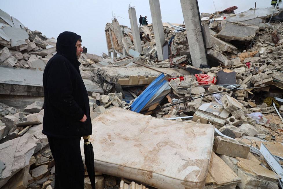 Asukas seisoi sortuneen rakennuksen raunioilla Sarmadassa Syyrian Idlibin alueella.