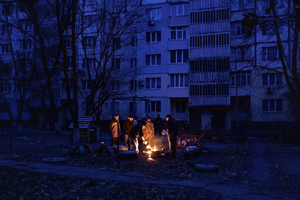 Ihmiset lämmittelivät nuotion äärellä Hersonin kaupungissa viime marraskuussa. Alue oli juuri vapautettu Venäjän hallinnasta.