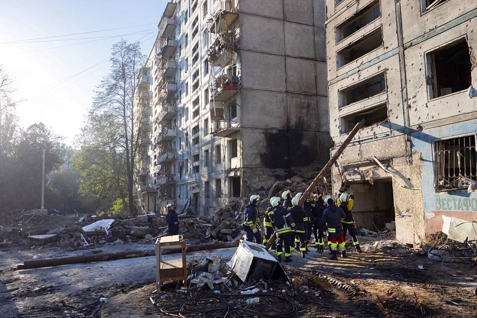Pelastajat raivasivat Venäjän ohjusiskun tuhoja kerrostalosta Zaporižžjan länsiosissa.