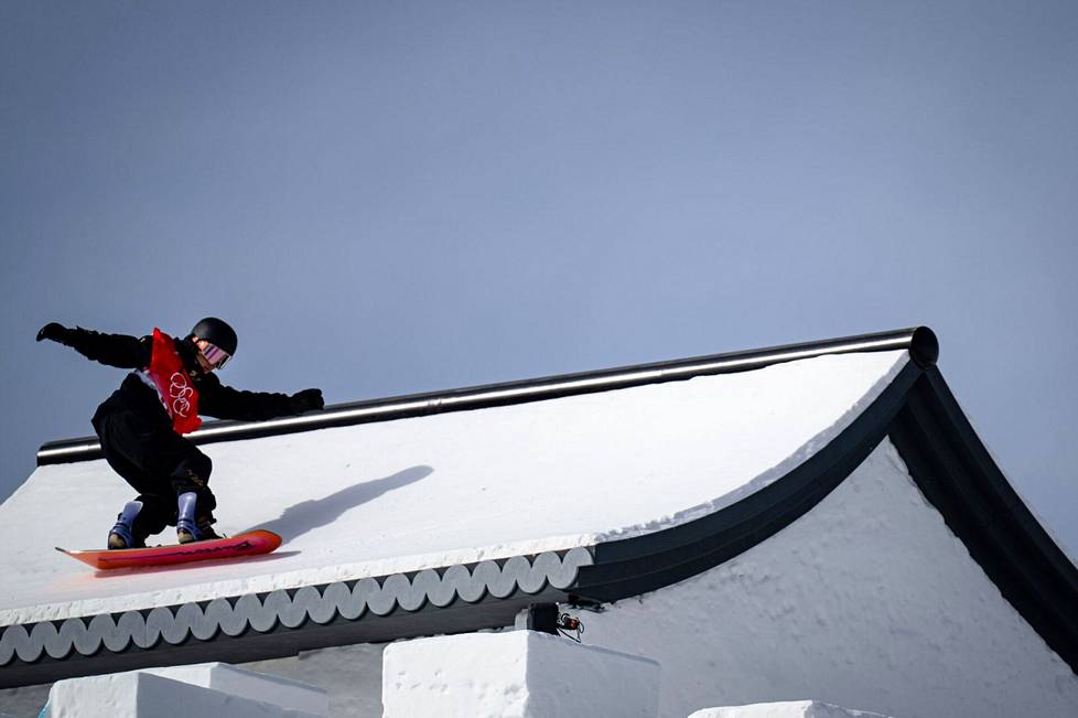 Su Yiming performs with a jumper on a slopestyle track. 