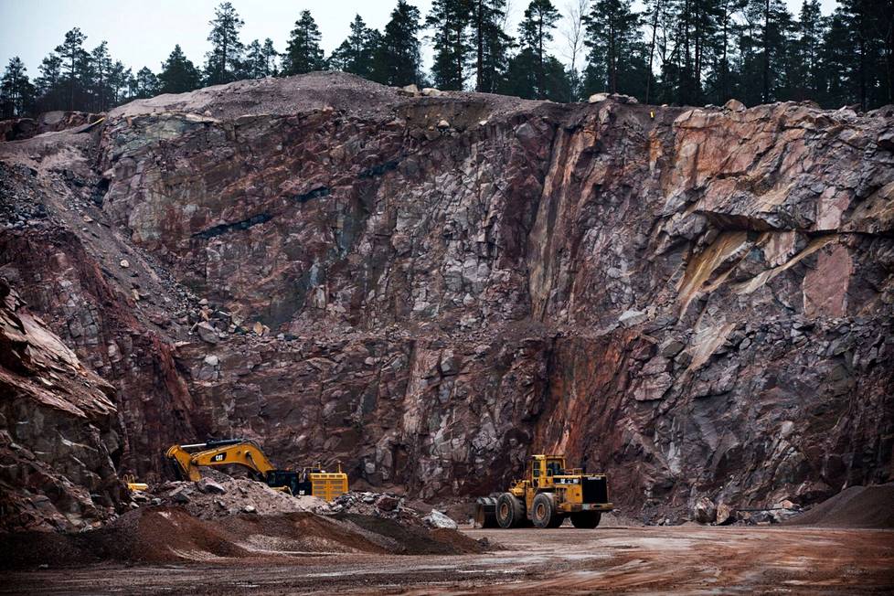 Suomeen tuodaan vuosittain kymmeniätuhansia tonneja kiviainesta Kiinasta, vaikka kiveä tuotetaan runsaasti kotimaassakin. Kuva kalliolouhokselta Espoon Kulmakorvessa keväällä 2020.