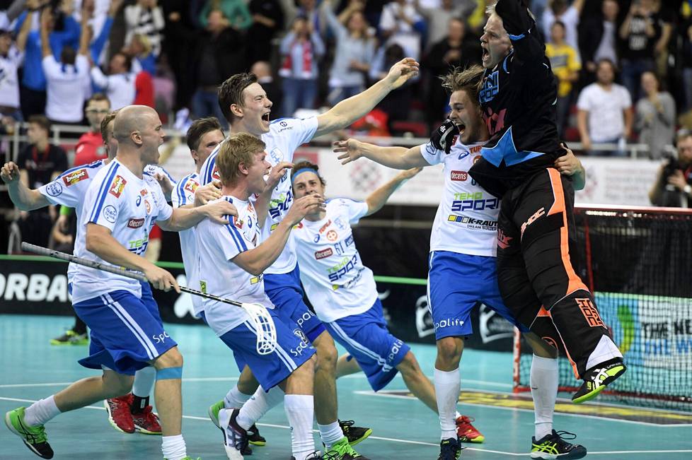 Suomen pelaajat juhlivat MM-kultaa vuonna 2016 Riiassa. Ruotsi kaatui rangaistuslaukauskisan jälkeen. 