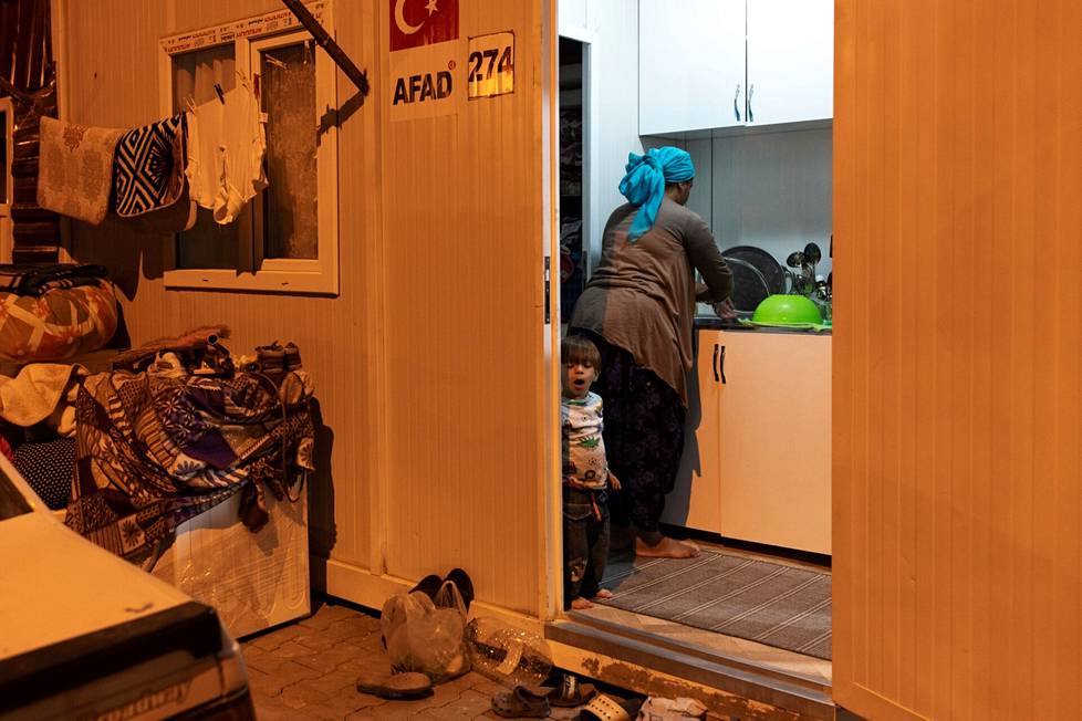 Hülya Sağdı pesee astioita kontissa, jossa perhe asuu väliaikaisesti menetettyään kotinsa.