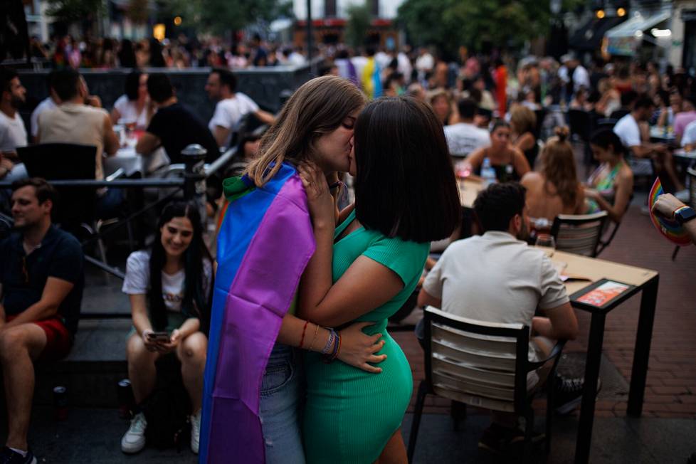 Pariskunta suutelee Madridin Pride-tapahtumassa heinäkuun ensimmäisenä päivänä.