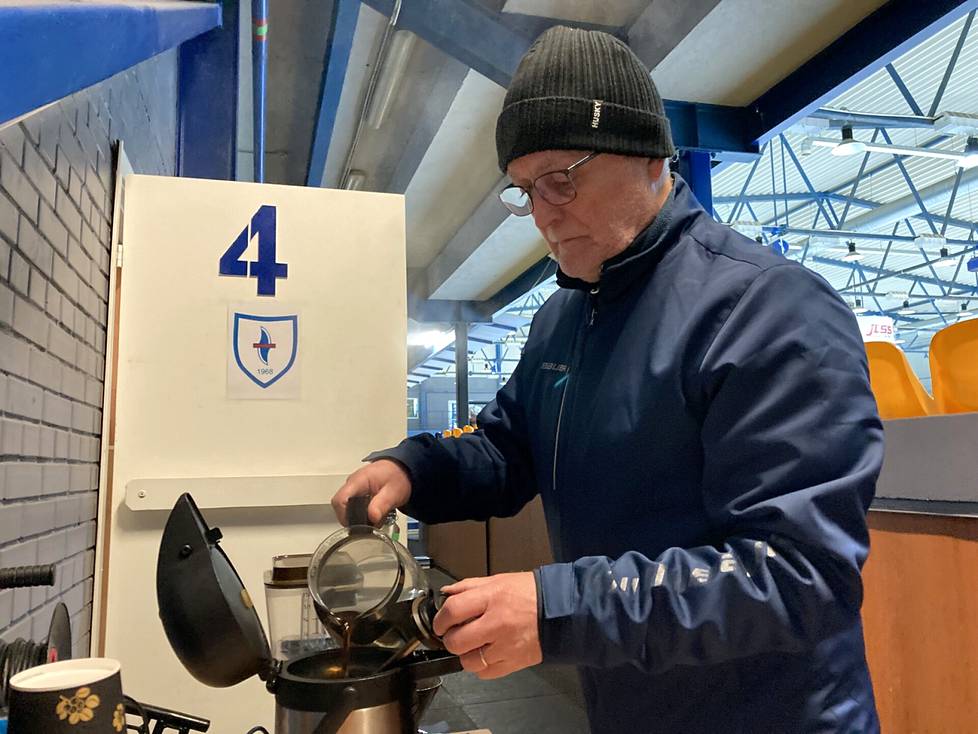 Kajaanin Hokin joukkueenjohtaja Eino Kiiveri keittää kahvit ennen pelipäivän aamujäätä. ”Kaikki on mennyt sujuvasti. Ei ole mitään valittamista hallin suhteen”, Kiiveri kertoo olosuhteista.