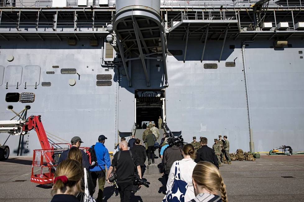 USS Kearsargeen noustaan sisään maihinnoususiltaa pitkin. 