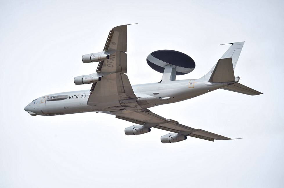 Nato omistaa neljätoista tällaista Boeing E-3 Sentry -konetta, joita käytetään ilmavalvontaan ja taistelunjohtoon. Koneen tutka näkee 10 kilometrin korkeudessa yli 400 kilometrin päähän joka suuntaan.