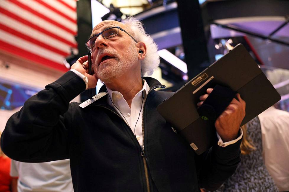 Suunta on alaspäin. Pörssimeklari Peter Tuchman työskenteli New Yorkin pörssisalissa 21. syyskuuta, jolloin markkinat sulattelivat keskuspankin korkopäätöstä. Osakkeet lähtivät pörssipäivän lopuksi kovaan luisuun.