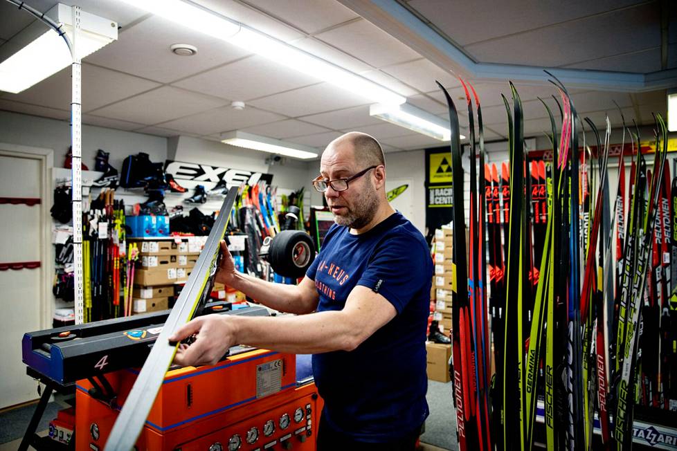 Kimmo Vilen has been grinding skis mechanically for almost 30 years. 
