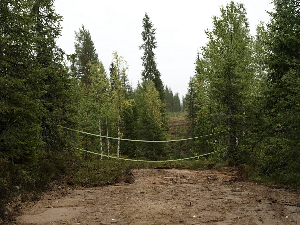 The rescue workers have isolated the municipality covering the rut with Metsähallitus tapes, so that it would not be necessary to drive over it now.