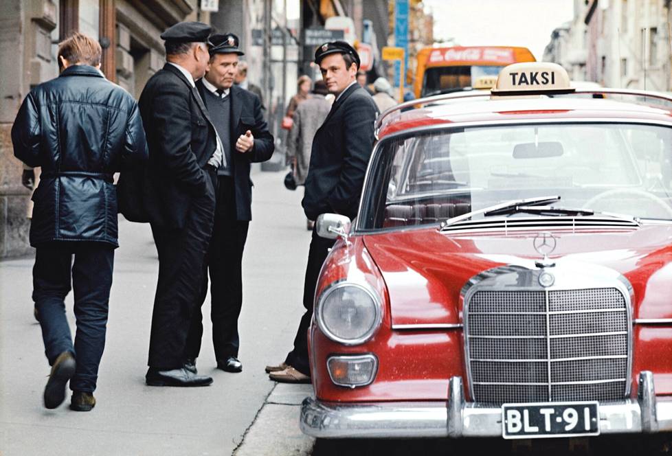 Taxi drivers on Kalevankatu at the turn of the 1960s and 1970s.
