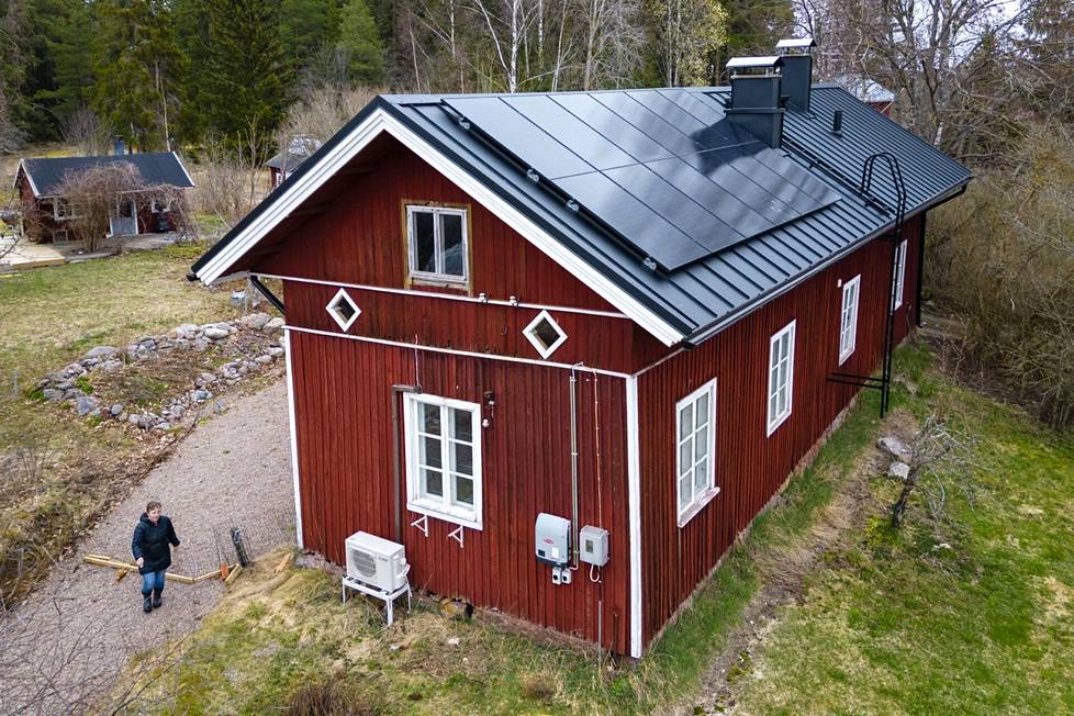 Anna-Minna Lukkalan mökille asennettiin aurinkopaneelit viime vuoden toukokuussa.