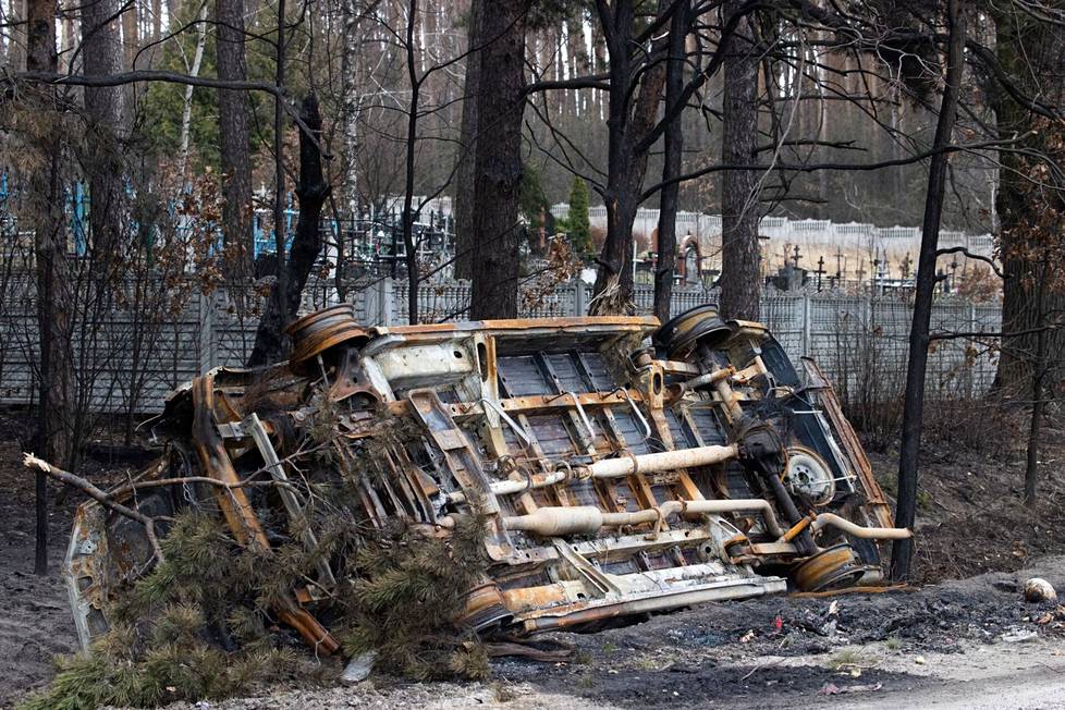 Уничтоженный легковой автомобиль рядом с кладбищем. ФОТО: КАЛЛЕ КОПОНЕН / HS