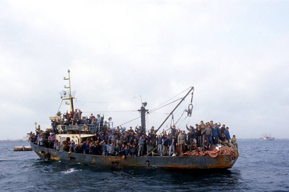 Albanialaiset siirtolaiset saapuvat Brindisin satamaan Etelä-Italiaan maaliskuussa 1991. Italian viranomaiset eivät antaneet albanialaisten rantautua, mutta silti monet onnistuivat tekemään niin.