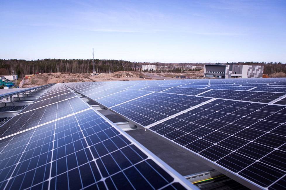 Kivikon hiihtohallin katolla on noin 3 000 aurinkopaneelia. Kuva vuodelta 2016, jolloin Kivikossa oli Suomen suurin aurinkovoimala.