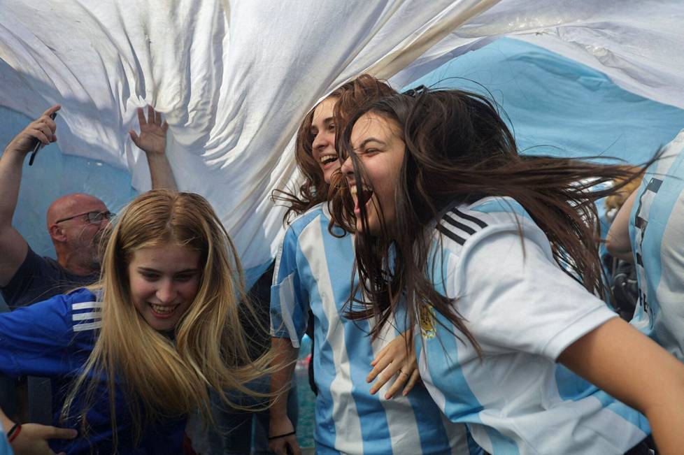 Argentiinan liput ja pelipaidat täyttivät Buenos Airesin kadut, kun Argentiina voitti Ranskan rangaistuspotkukilpailussa ja voitti MM-kullan.