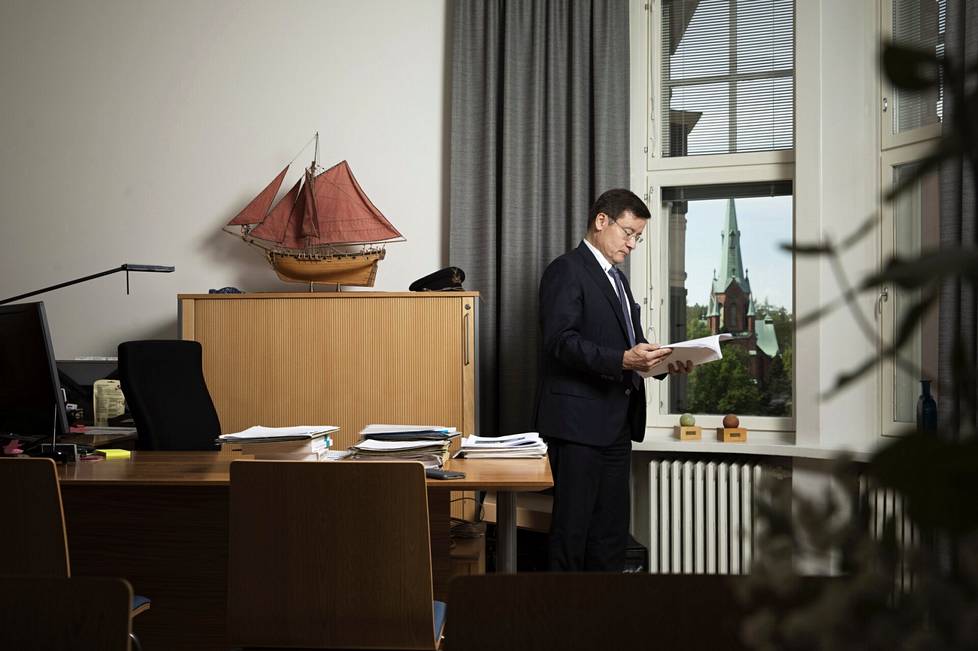 Asianajaja Kaarle Gummerus toimistossaan Tampereella. Nyt hänellä on työn alla muun muassa Liberia-sotarikosoikeudenkäynti.