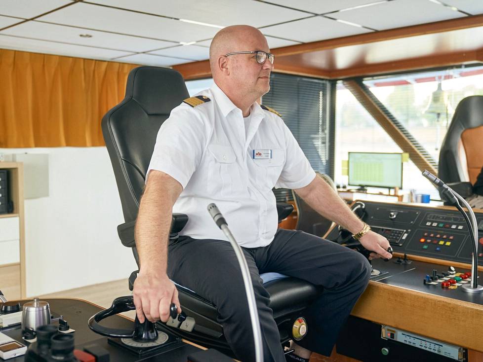 Sven Gottschlicht kuljettaa turisteja kiertoajelulla. Aluksen alla on vettä vajaat puolitoista metriä.