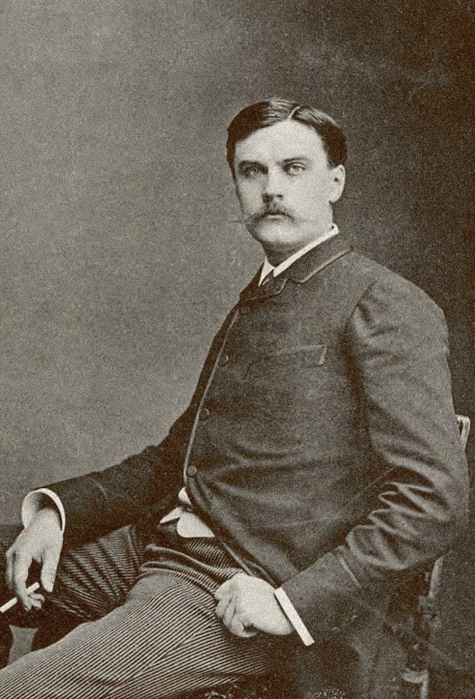 Albert Edelfelt, moderni, muttei radikaali, sanotaan kirjan kuvatekstissä. – Kuva on 1880-luvun lopulta, todennäköisesti Pariisissa otettu. 
