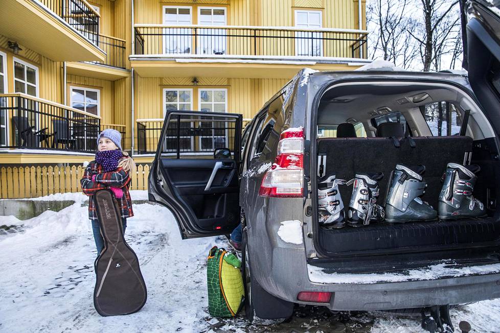 Auto on pakattu, mutta Saskia Küttin kitara pitäisi vielä saada mahtumaan.